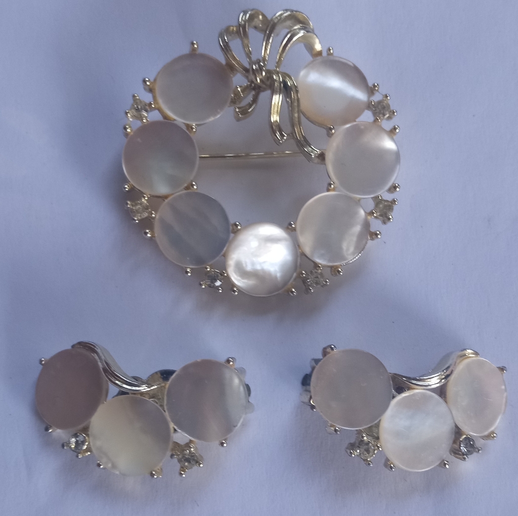 Lisner Signed Vtg Mother Of Pearl Wreath Bow Gold Tone BroochPin Earrings Set 29$